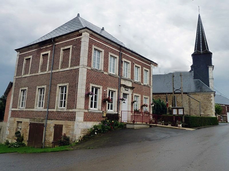 La mairie et l'église - Girondelle