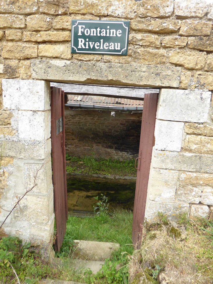 Fontaine lavoir - Girondelle