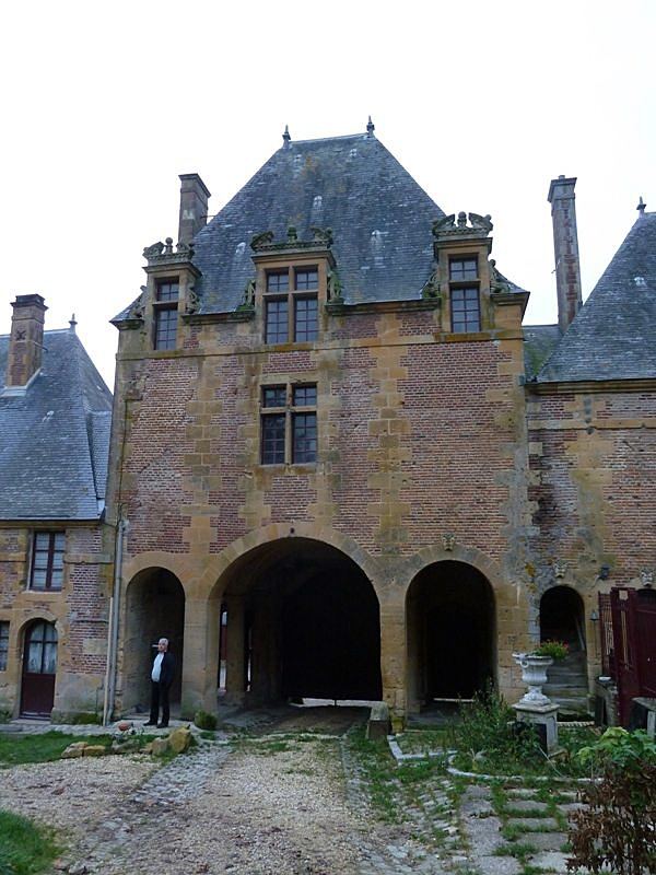 Dans la cour du château - Grandpré