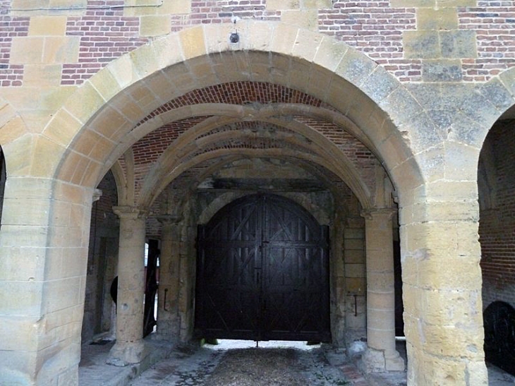 Sous la porte du château - Grandpré