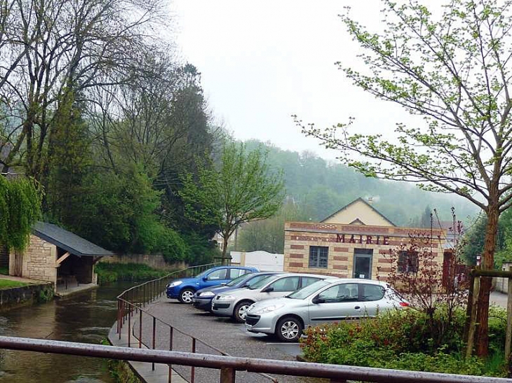 Vue sur la mairie et le lavoir - Haraucourt