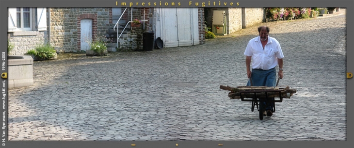 On regarde le patron prendre sa brouette pour aller chercher de l'autre côté du village - Hierges