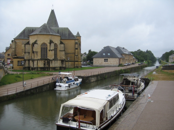 Le canal des ardennes - Le Chesne