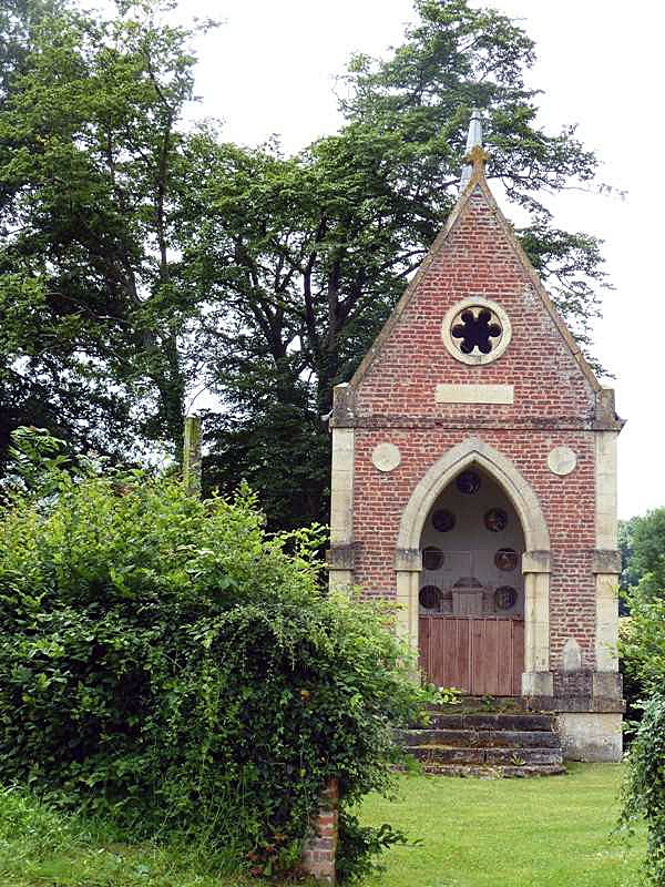  chapelle Le 1er Janvier 2016 les communes Les Alleux, Le Chesne et Louvergny  ont fusionné  pour former la nouvelle commune Bairon-et-ses-Environs.