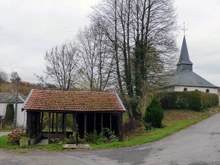 L'église et le lavoir - Longwé