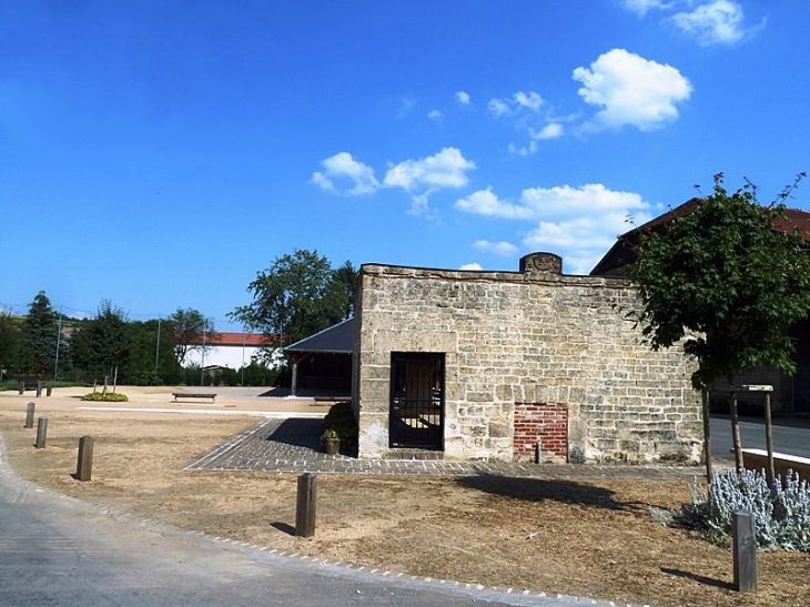 Le lavoir sur la place - Mondigny