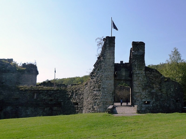 L'entrée du château - Montcornet