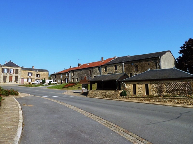 Dans le village - Montcornet