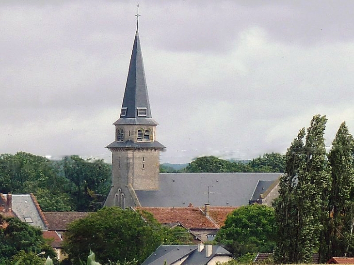 Vue sur le clocher et les toits - Monthois