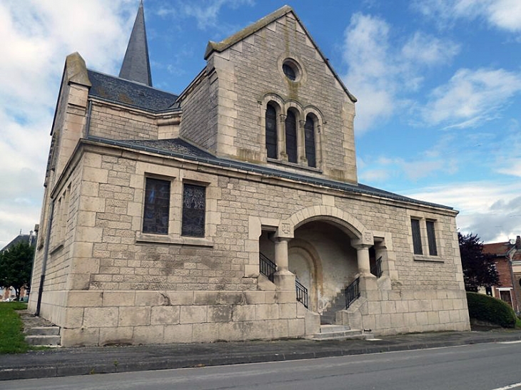 L'entrée de l'église - Monthois