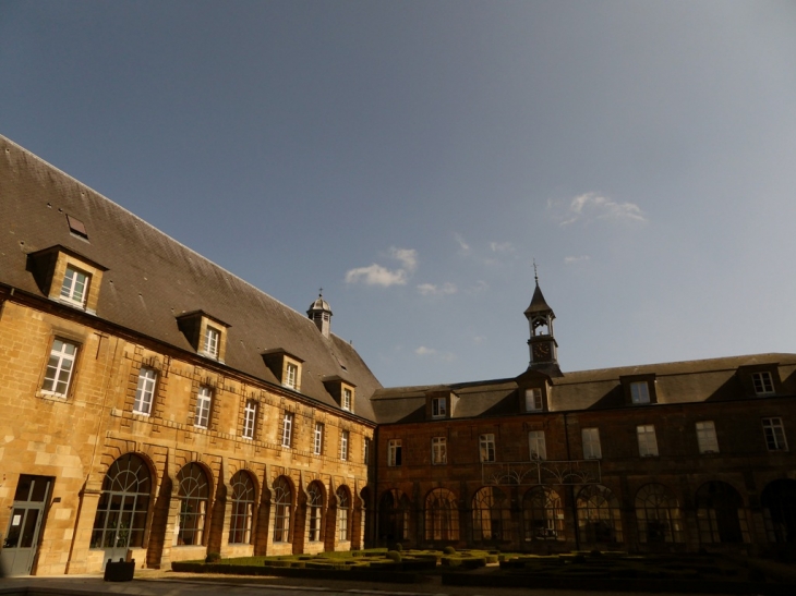 La façade de l'abbaye - Mouzon