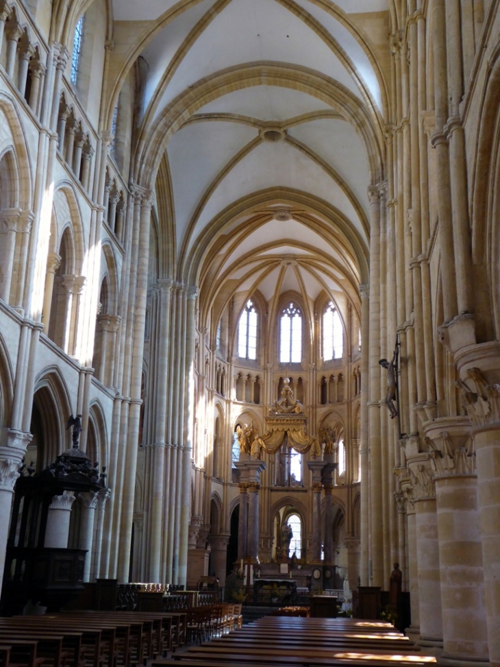 L'intérieur de l'abbatiale - Mouzon