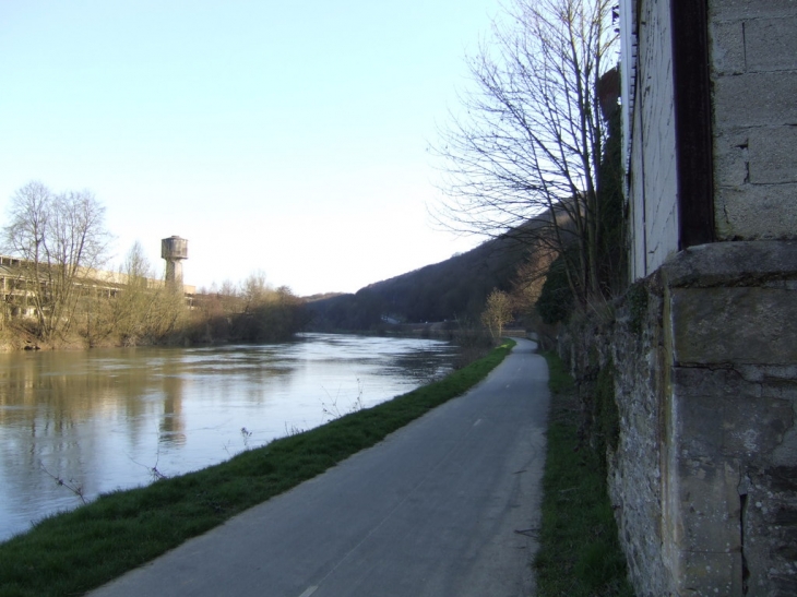 L'église vue du bord de meuse de devant nouzon - Nouzonville