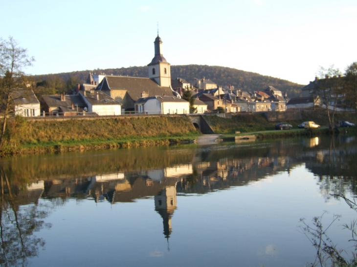 L'église vue du bord de meuse de devant nouzon - Nouzonville