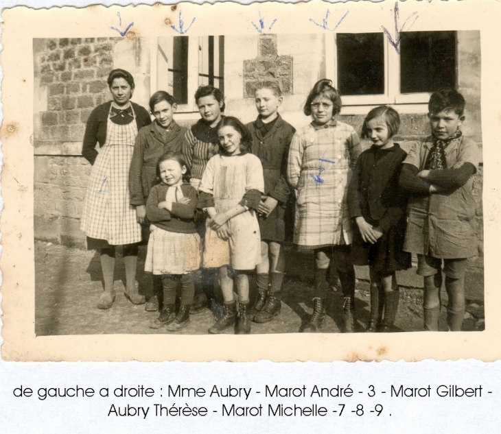 Devant la mairie-école avec les noms - Omicourt