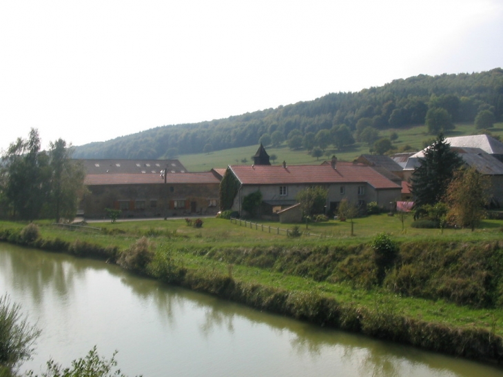 Coté canal en venant de st Aignan - Omicourt