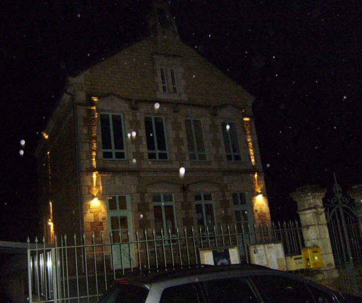 Mairie d'Omicourt le nuit