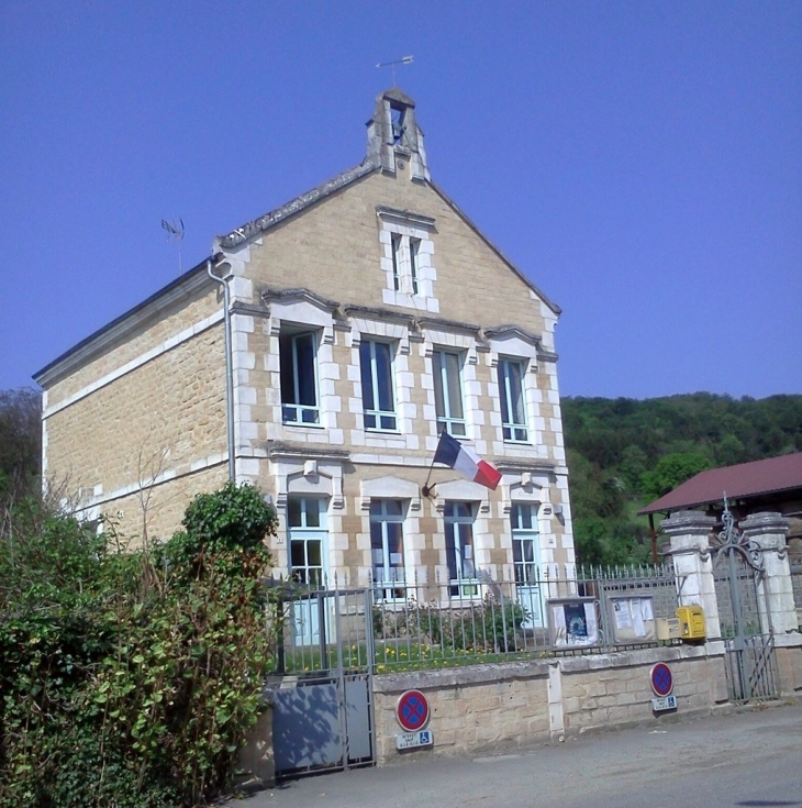 Mairie avec drapeau - Omicourt