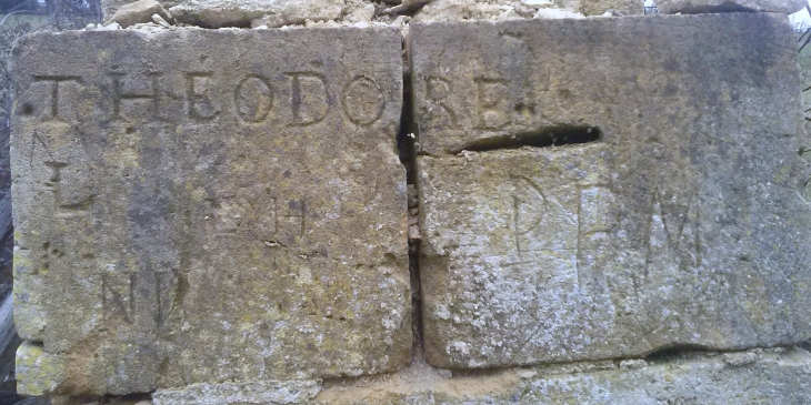 L'ancien lavoir d'Omicourt pierre du mur