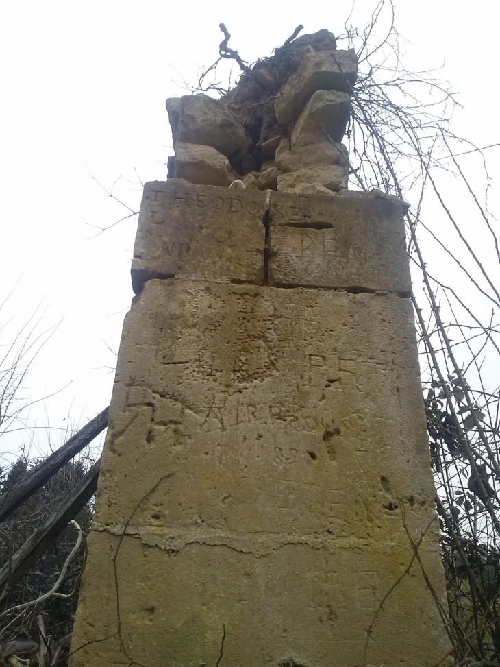 L'ancien lavoir d'Omicourt pierre du mur