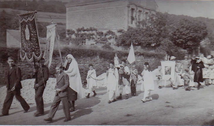 Procession de la Sainte Enfance 01 . source : Famille Savreux - Omicourt