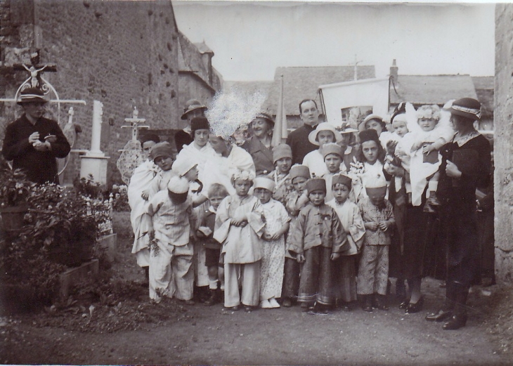 Procession de la Sainte Enfance 03 . source : Famille Savreux - Omicourt