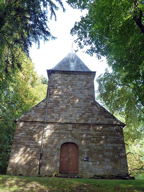 L'entrée de l'église - Omont