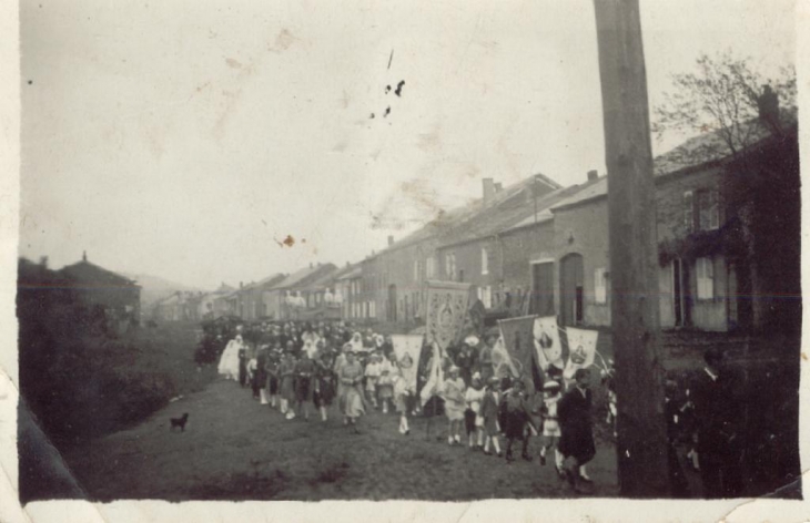 La procession traversant la grand'rue. - Pouru-Saint-Remy