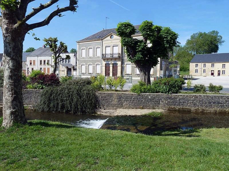 Le ruisseau dans la rue principale - Pouru-Saint-Remy