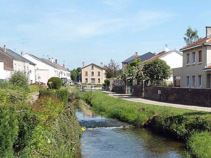 Maisons sur le ruisseau - Pouru-Saint-Remy