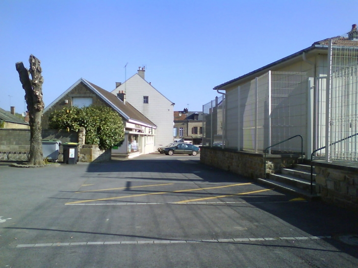 Vue de la court de l'ancien college - Raucourt-et-Flaba