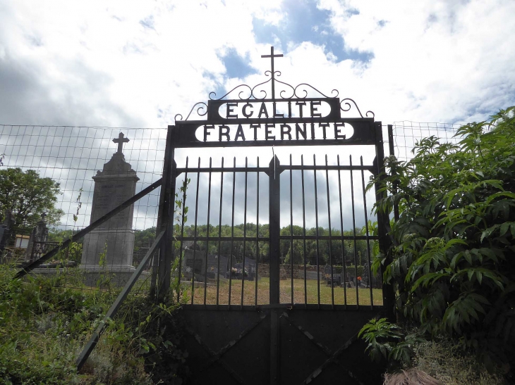 SERVION : le portail républicain du cimetière - Rouvroy-sur-Audry