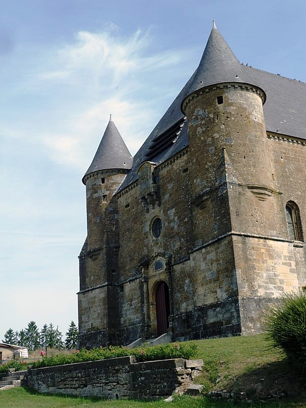 L'entrée de l'église - Saint-Juvin