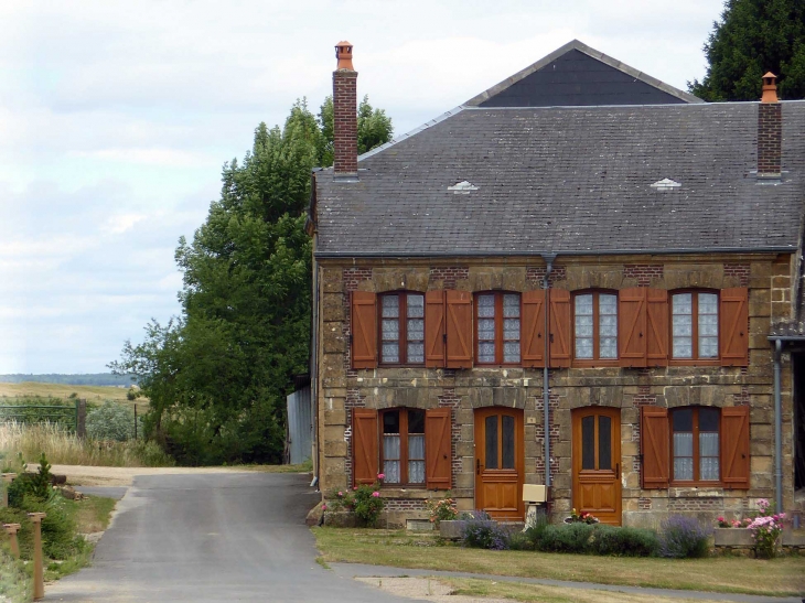 GIRAUMONT : maison du village - Saint-Marcel