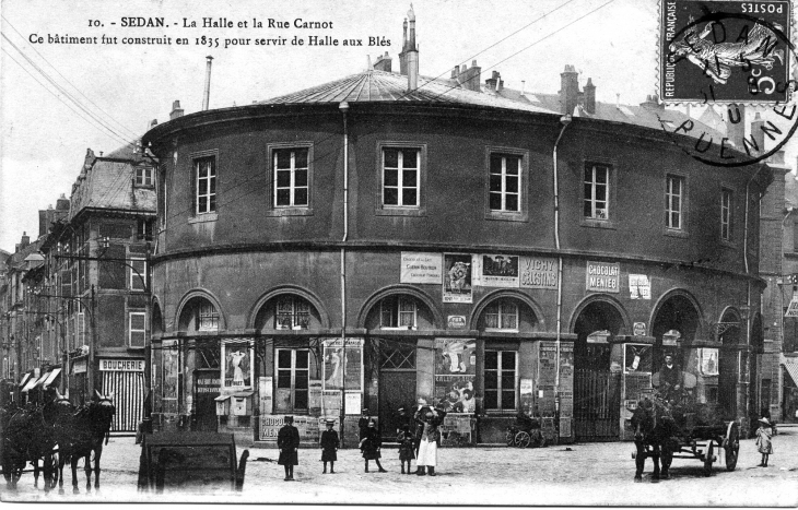 La Halle et la Rue Carnot. Ce bâtiment fut construit en 1835 pour servir de Halle aux Blés (carte postale de 1910) - Sedan