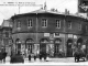 Photo suivante de Sedan La Halle et la Rue Carnot. Ce bâtiment fut construit en 1835 pour servir de Halle aux Blés (carte postale de 1910)