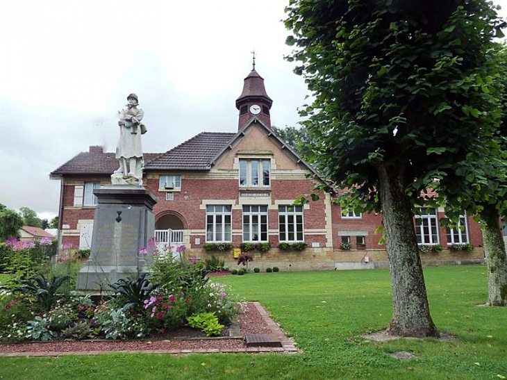 La mairie et le monument aux morts - Semide