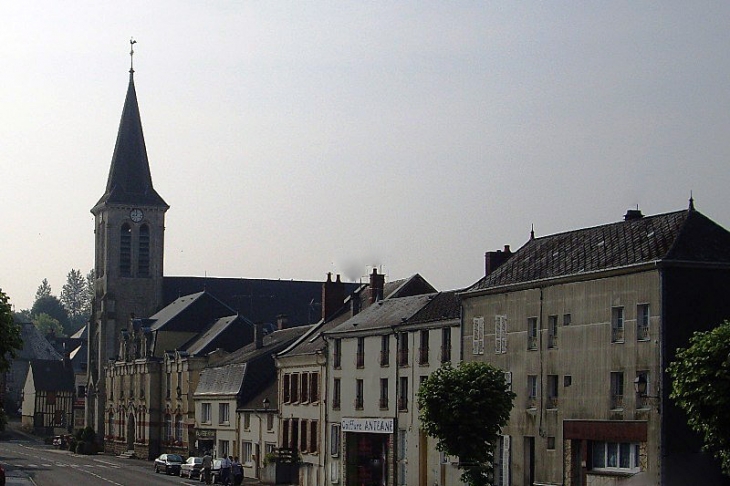 Dans la rue principale - Signy-l'Abbaye