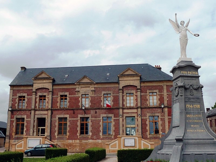 La mairie et le monument aux morts - Signy-le-Petit