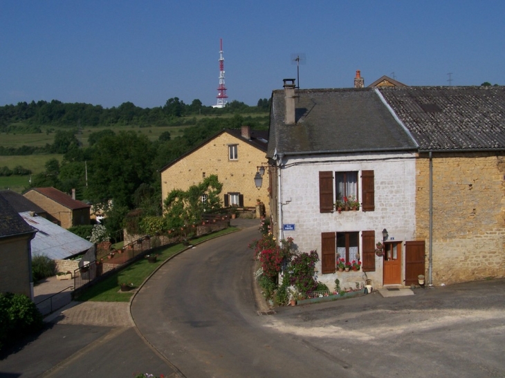 Rue de l'église et cour pavée - Sury