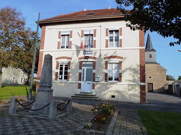 La mairie et l'église - Tremblois-lès-Rocroi