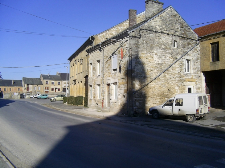 A l'ombre de l'église - Vendresse