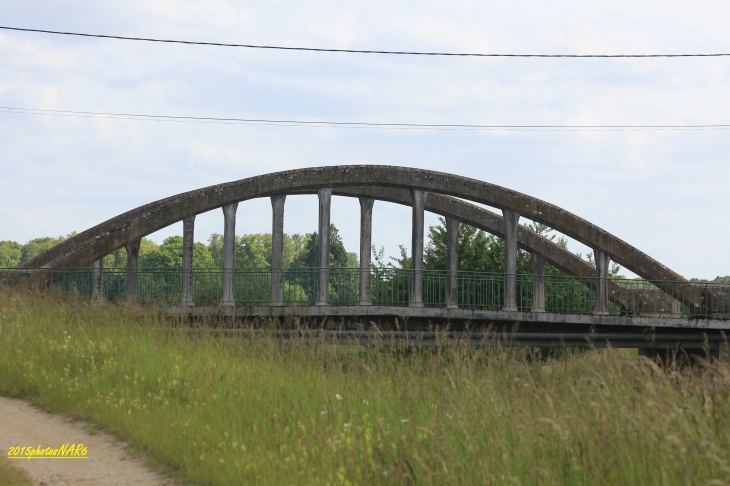 Le pont sur le canal a AMBLY sur BAR - Vendresse