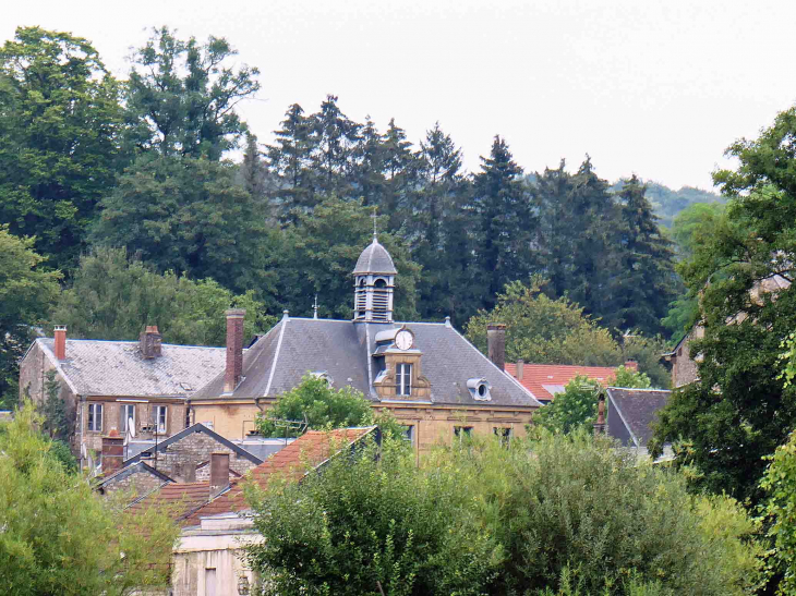 La mairie du village vue des étangs - Vendresse