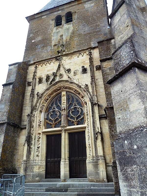 L'entrée de l'église - Voncq