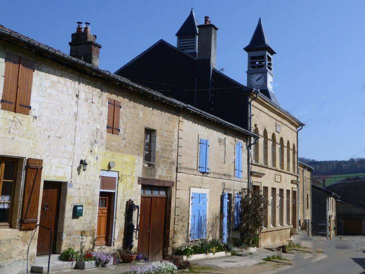 La mairie dans la rue principale - Yoncq