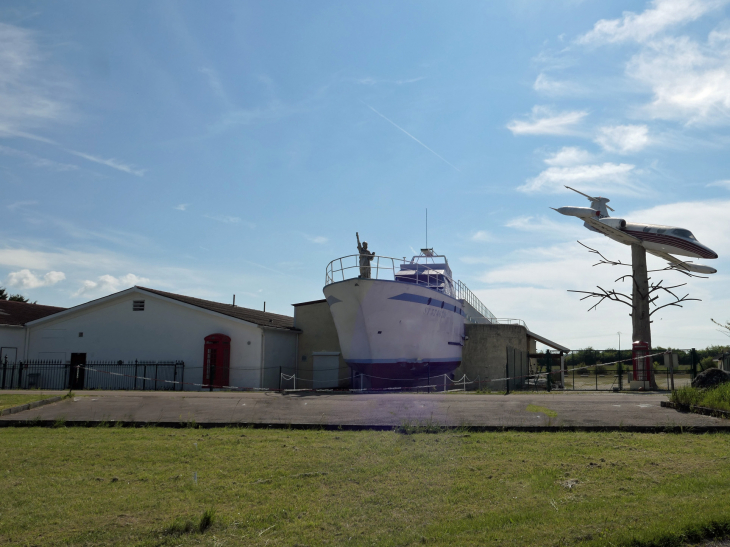 Le Yacht : insolite discothèque au milieu des champs - Allibaudières