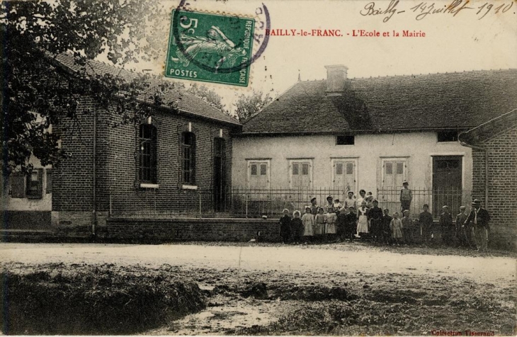 Cour de l'ancienne école - Bailly-le-Franc