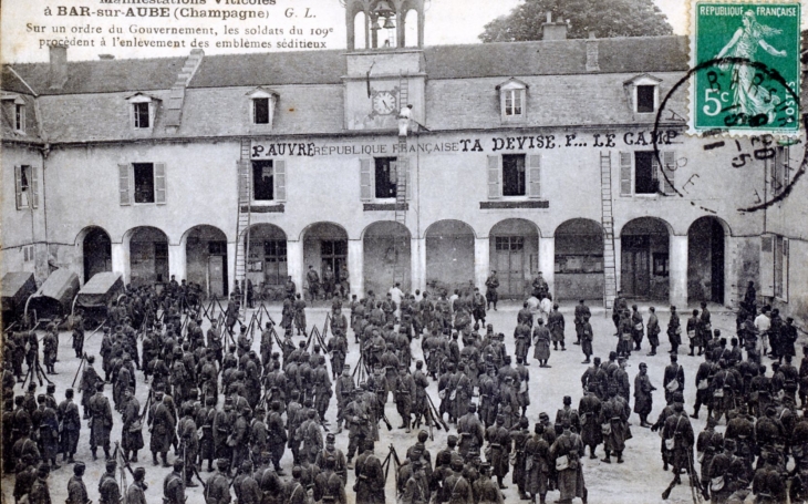 Manifestations Vinicoles - Sur un ordre du Gouvernement, les soldats du 109e procèdent à l'enlèvement des emblèmes séditieux, vers 1911 (carte postale ancienne). - Bar-sur-Aube