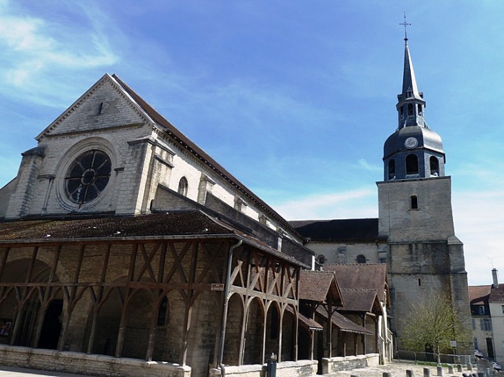 L'église Saint Pierre précédée de son  - Bar-sur-Aube